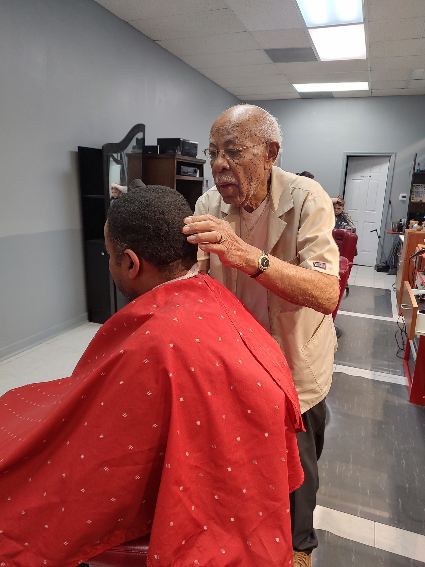 Charles Johnson giving a haircut